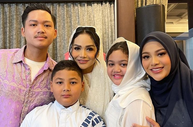 Potret Kedekatan Krisdayanti dan Azriel (Instagram/@krisdayantilemos)