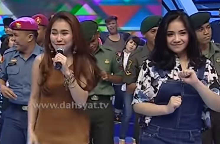 Momen lawas Ayu Ting Ting dan Nagita Slavina  (YouTube/dahSyat)