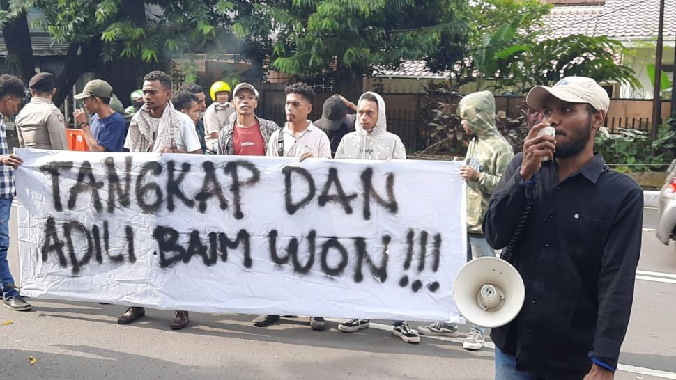 Gerakan Mahasiswa Hukum Indonesia gelar aksi unjuk rasa menuntut kasus Baim Wong segera dituntaskan di depan Polres Jakarta Selatan, Rabu (30/11/2022) [Suara.com/Rena Pangesti[ 