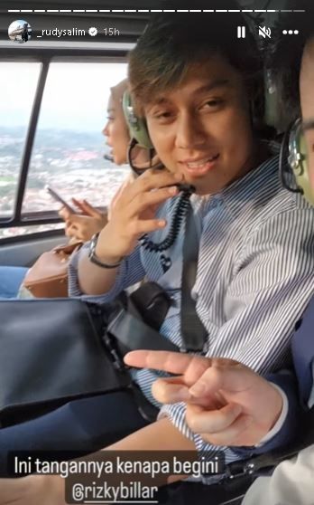 Momen Rizky Billar dan Lesty Kejora naik helikopter. (Instagram/ _rudysalim)