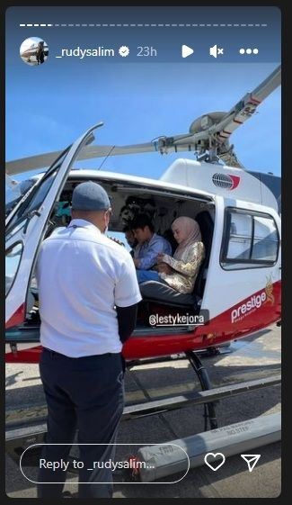 Unggahan Rudy Salim bersama Lesti Kejora dan Rizky Billar saat naik helikopter menuju Cianjur, Jawa Barat. [Instagram/@_rudysalim]