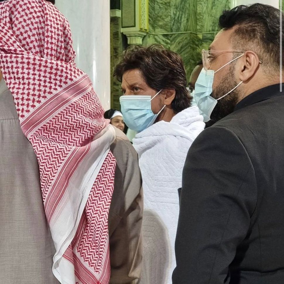 Shah Rukh Khan menjalani ibadah umrah. [Instagram @srkssamina]