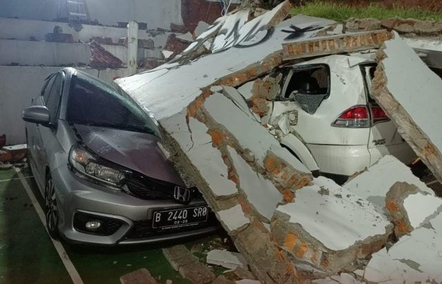 Mobil tertimpa tembok pembatas di Bintaro, Tangsel, Banten. [IST]