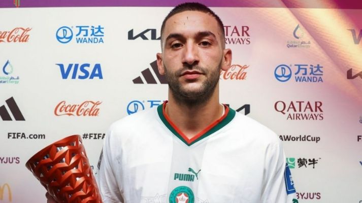 Potret Hakim Ziyech usai menerima man of the match laga Maroko vs Belgia. [Twitter.com/EnMaroc]