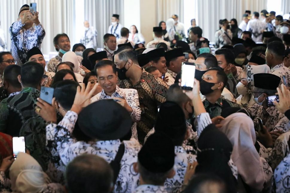 Presiden Jokowi di acara HUT PGRI ke 77 dan Peringatan Hari Guru Nasional, di Marina Convention Center, Semarang, Sabtu (3/12/2022). 