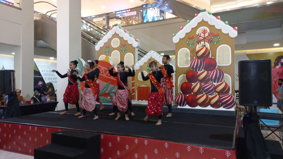 Perayaan Hari Disabilitas Internasional oleh Yayasan Belantara Budaya Indonesia (BBI) dengan meluncurkan sekolah tari tradisional gratis difabel di Margocity Depok, Jawa Barat.