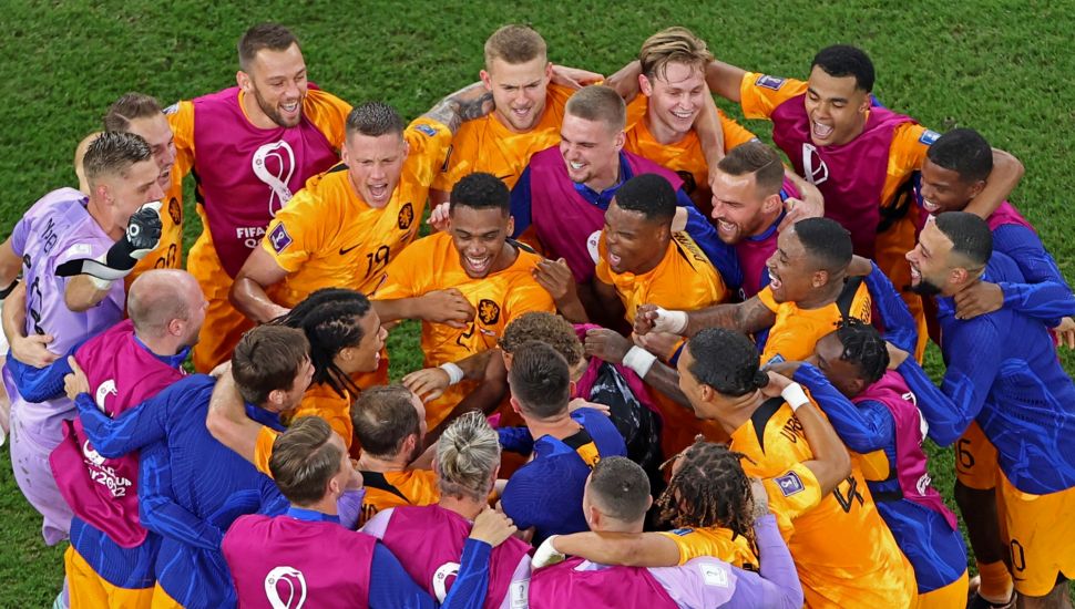 Pemain Belanda merayakan setelah berhasil menang saat pertandingan sepak bola babak 16 besar Piala Dunia 2022 antara Belanda dan AS di Khalifa International Stadium, Doha, Qatar, Sabtu (3/12/2022). [Giuseppe CACACE / AFP]