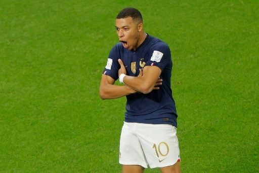 Penyerang Prancis #10 Kylian Mbappe merayakan gol keduanya bagi Prancis saat menghadapi Polandia pada pertandingan sepak bola babak 16 besar Piala Dunia 2022 Qatar di Stadion Al-Thumama di Doha pada 4 Desember 2022. Odd ANDERSEN / AFP