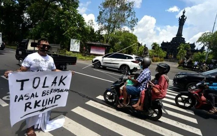 Jurnalis di Kota Denpasar melakukan aksi jalan mundur. Sebagai bentuk kritik terhadap pasal-pasal bermasalah dalam RKUHP, Senin 5 Desember 2022 [SuaraBali.id/Antara]