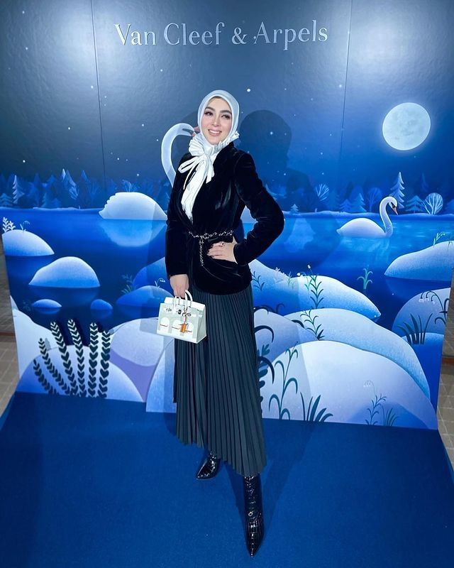 Aksi Syahrini yang Menuai Kontroversi (Instagram/princessyahrini)