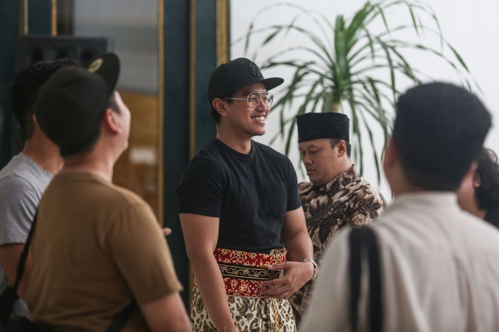 Putra bungsu Presiden Joko Widodo Kaesang Pangarep (tengah) mengikuti gladi bersih pernikahan di Royal Ambarukmo, Sleman, DI Yogyakarta, Selasa (6/12/2022). [ANTARA FOTO/Hendra Nurdiyansyah].