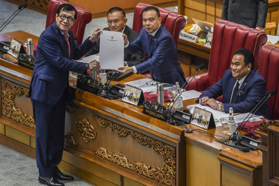 Menteri Hukum dan HAM Yasonna H Laoly (kiri) menyerahkan dokumen pandangan pemerintah terkait RKUHP kepada Wakil Ketua DPR Sufmi Dasco Ahmad di Kompleks Parlemen, Senayan, Jakarta, Selasa (6/12/2022). [ANTARA FOTO/Galih Pradipta].