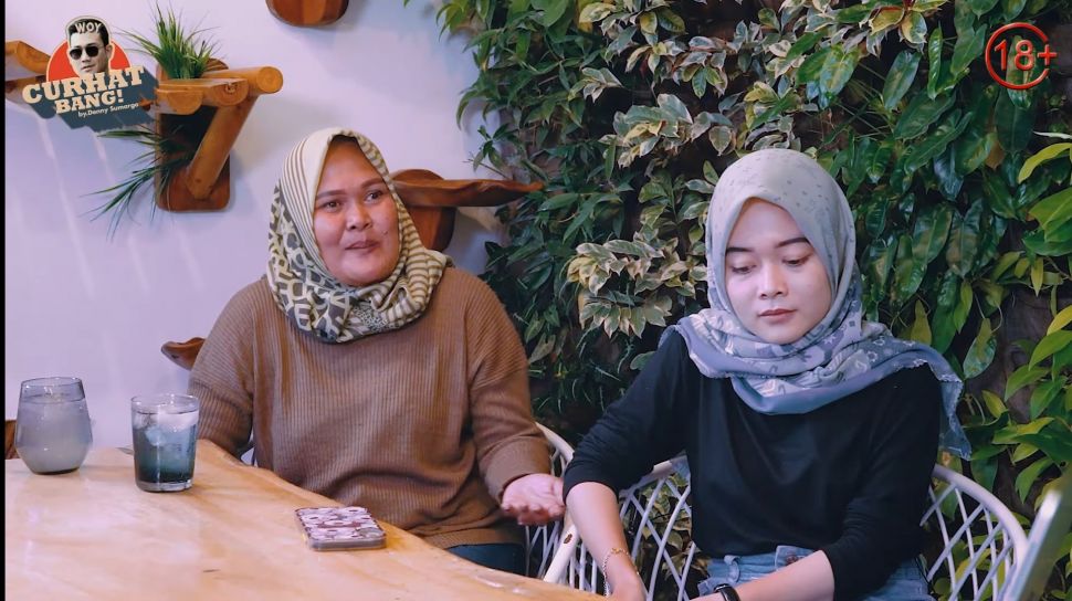 Yessy bersama Ibunya, Gagal Nikah karena Mahar Sertifikat Rumah (YouTube)