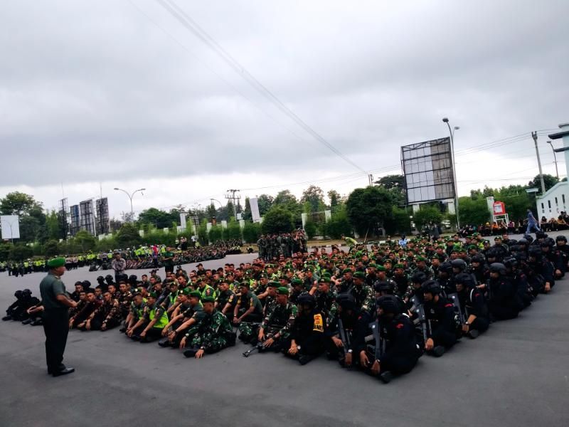 Sejumlah anggota TNI, menerima pengarahan usai mengikuti apel pengamanan VVIP pernikahan Kaesang-Erina, di Stadion Maguwoharjo, Rabu (7/12/2022). (kontributor/uli febriarni)