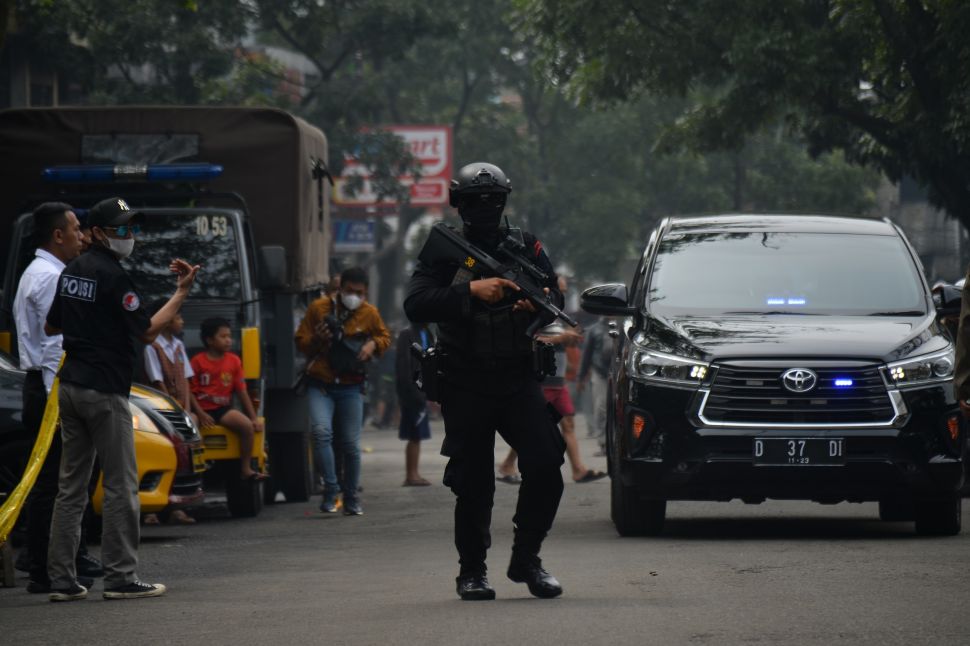 Anggota Brimob berjaga di kawasan Astanaanyar, Bandung, Jawa Barat, setelah terjadi bom bunuh diri di Kantor Polsek Astanaanyar, Kota Bandung, Rabu (7/12/2022). [ANTARA FOTO/Raisan Al Farisi/agr].