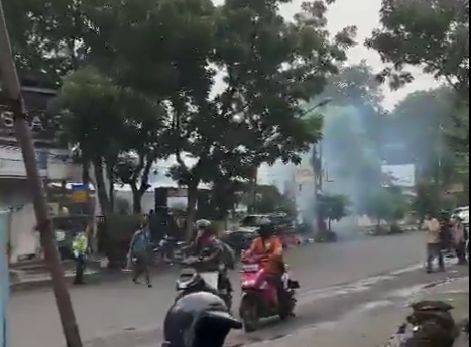 Ledakan diduga bom bunuh diri terjadi di Polsek Astanaanyar, Rabu (7/12)