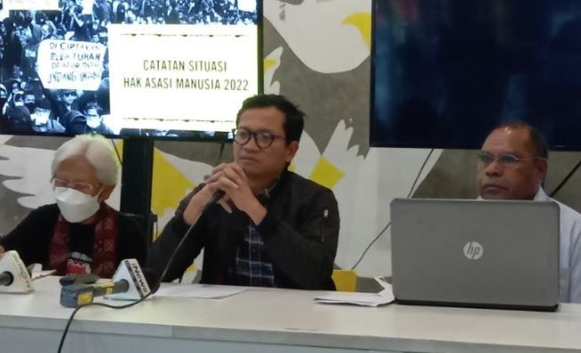 Direktur Amnesty International Indonesia Usman Hamid di kantor Amnesty International Indonesia, Menteng, Jakarta Pusat, Jumat (9/12/2022). [Suara.com/Yosea Arga]