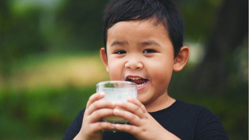 Ilustrasi anak minum susu formula (Freepik/jcomp)