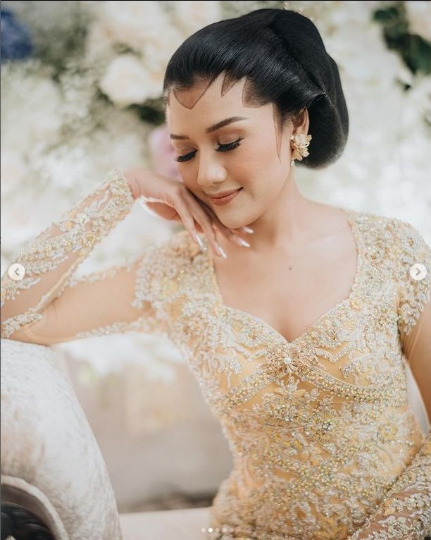 Erina Gudono menggunakan paes di malam Midodareni, Jumat (9/12/2022) malam. (Instagram/Morden)