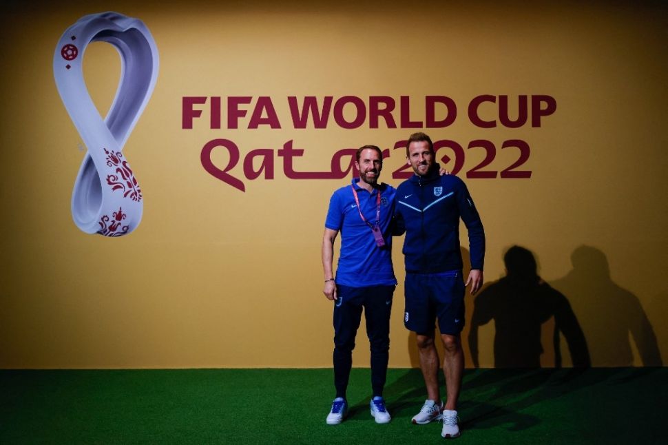 Pelatih Inggris Gareth Southgate berpose dengan kapten The Three Lions Harry Kane usai menghadiri jumpa pers jelang laga kontra Prancis di QNCC, Qatar, Jumat (9/12/2022). [AFP]