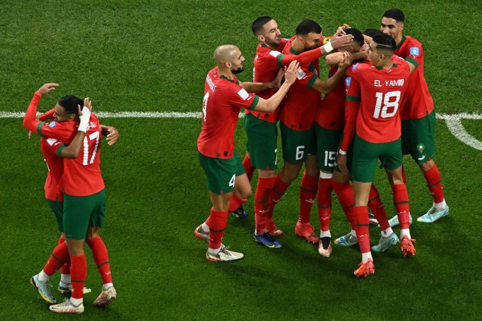 Pemain Maroko Youssef En-Nesyri menjebol gawang Portugal dalam pertandingan perempat final Piala Dunia 2022 di Al Thumama Stadium, Sabtu (10/12/2022). [AFP]