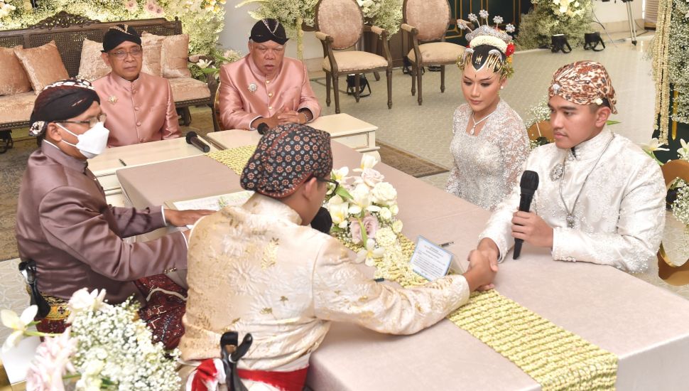 Putra bungsu Presiden Joko Widodo, Kaesang Pangarep (kanan) menjalani proses ijab kabul dengan Wali Nikah dari Erina Gudono, Allen Adam Gudono (kedua kiri) disaksikan dua orang saksi Mensesneg Pratikno (kiri atas) dan Menteri PUPR Basuki Hadimuljono (kanan atas) saat Akad Nikah di Royal Ambarrukmo, Sleman, D.I Yogyakarta, Sabtu (10/12/2022). [ANTARA FOTO/Setpres/Agus Suparto/Handout/wsj]