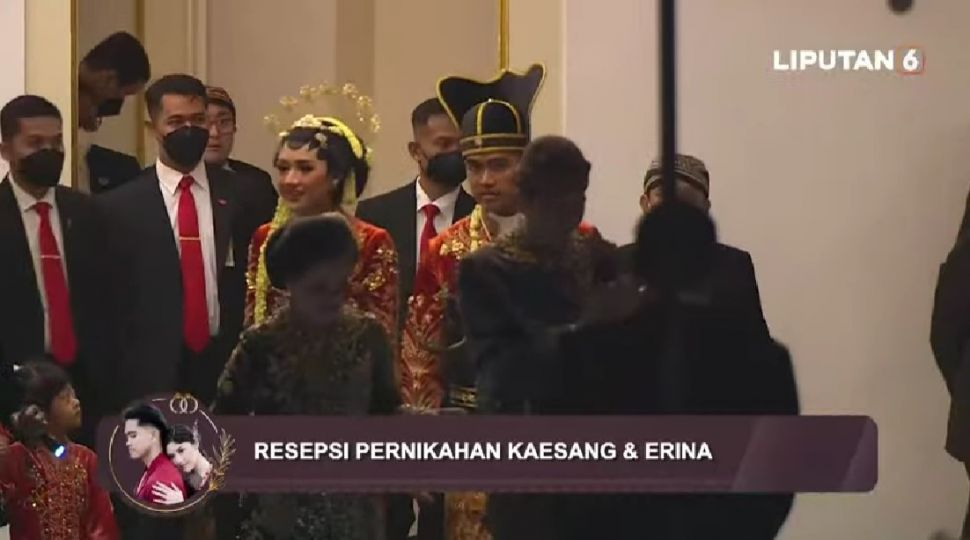 Tangkapan layar Kaesang Pangarep dan Erina Gudono di Pura Mangkunegaran Minggu (11/12/2022). [YouTube]