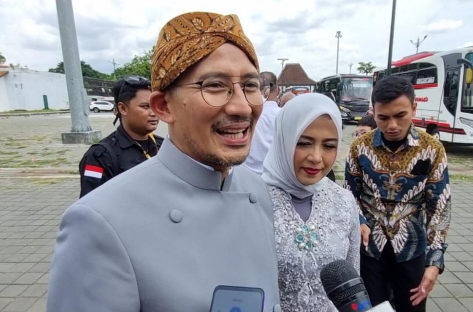 Menparekraf Sandiaga Uno saat hadir di acara tasyakuran pernikahan Kaesang-Erina. (Suara.com/Ari Welianto)