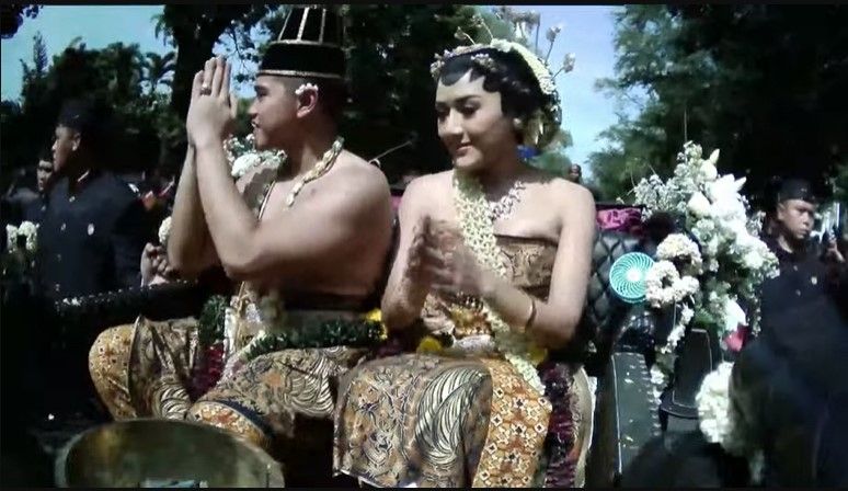Kaesang Pangarep dan Erina Gudono saat kirab (YouTube)
