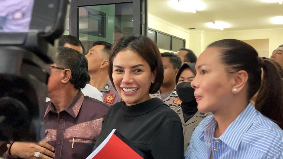 Nikita Mirzani kembali menjalani sidang kasus pencemaran nama baik di Pengadilan Negeri Serang, Banten, Senin (12/12/2022). [Adiyoga Priyambodo/Suara.com]