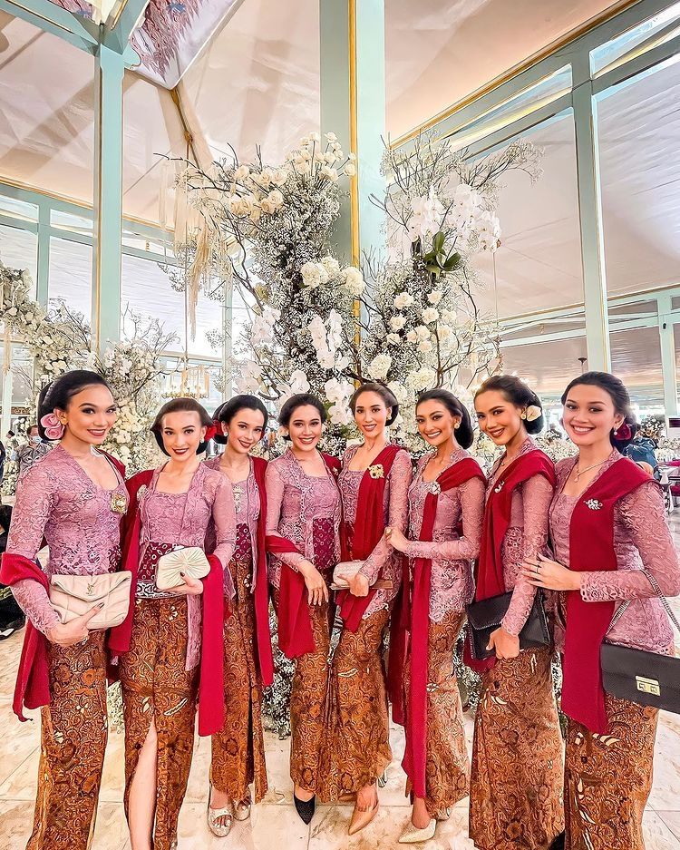 Momen Finalis Puteri Indonesia Jadi Bridesmaid Erina Gudono.