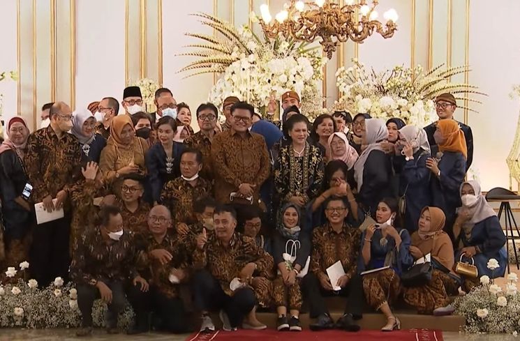 Potret Iriana Mendadak Reunian di Pelaminan (YouTube Presiden Joko Widodo)