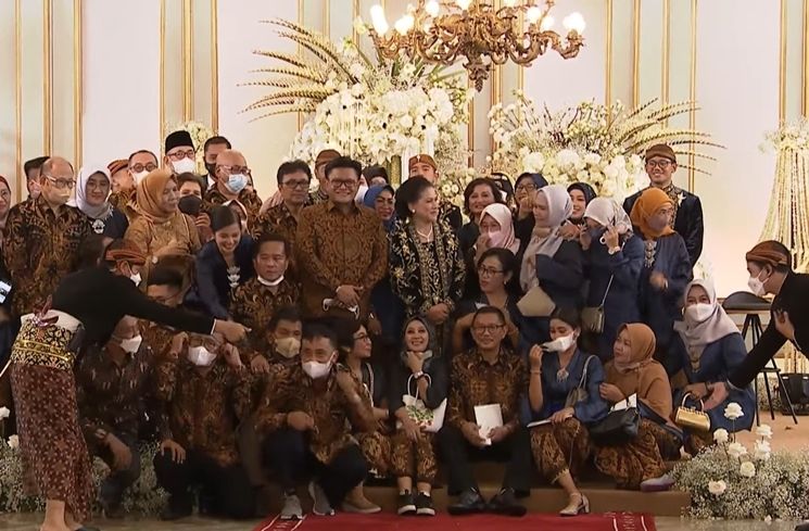 Potret Iriana Mendadak Reunian di Pelaminan (YouTube Presiden Joko Widodo)