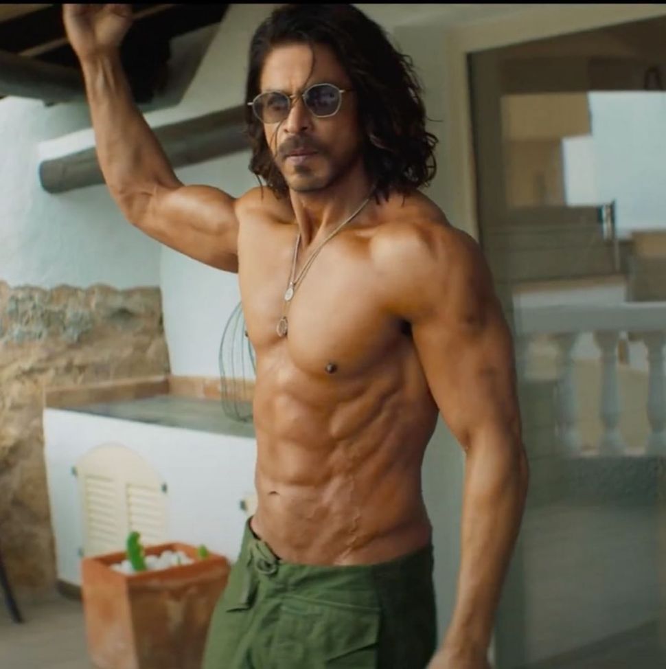Penampilan seksi Shah Rukh Khan di film Pathan. [YouTube]