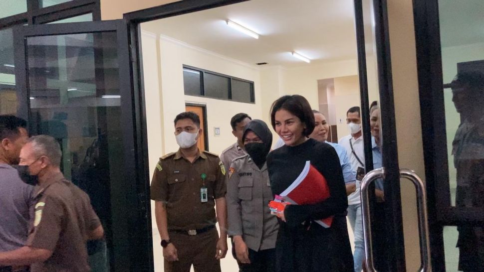 Nikita Mirzani kembali menjalani sidang kasus pencemaran nama baik di Pengadilan Negeri Serang, Banten, Senin (12/12/2022). [Adiyoga Priyambodo/Suara.com]