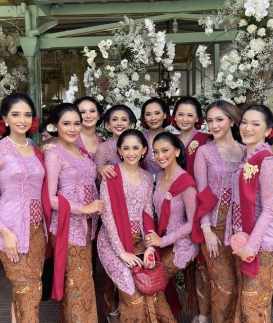 Momen Finalis Puteri Indonesia Jadi Bridesmaid Erina Gudono. (Instagram/dwidjaya)
