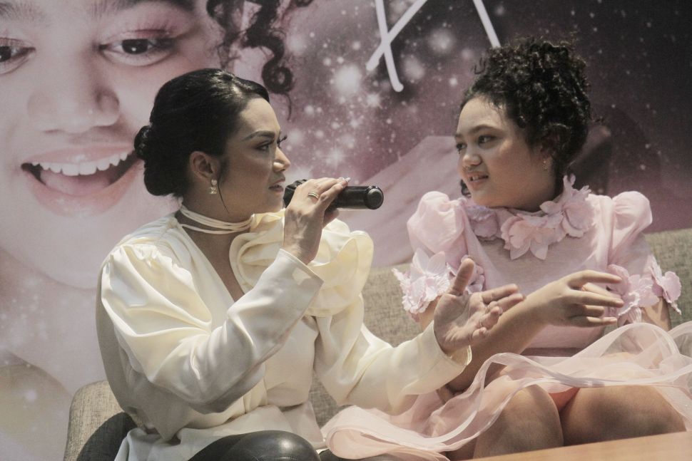 Amora Lemos menyanyikan single bertajuk 'Buku Mimpiku'. di Jakarta, Senin (12/12). [Suara.com/Oke Atmaja]