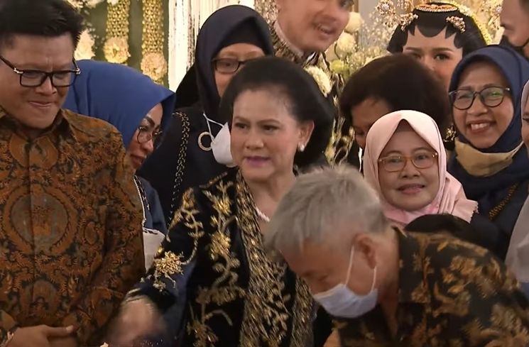 Potret Iriana Mendadak Reunian di Pelaminan (YouTube Presiden Joko Widodo)