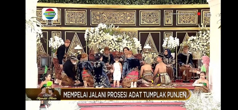  Panembahan Al Nahyan Nasution memakai singlet saat prosesi tumplak punjen. [Istimewa]
