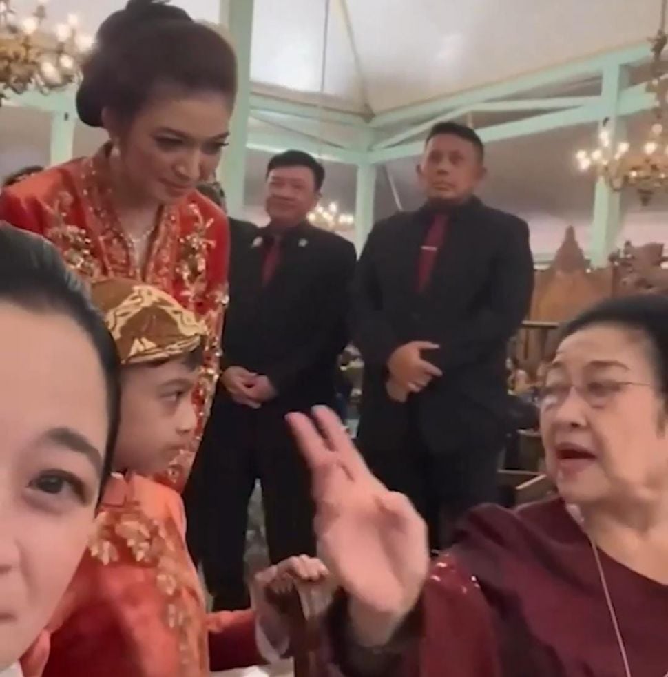 Ketua Umum PDIP Megawati Soekarnoputri ajak Jan Ethes tanding basket. (Foto dok. Puan)