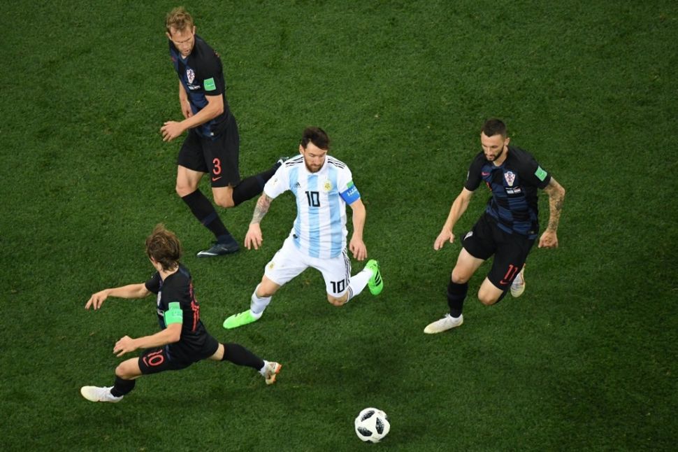 Kapten Argentina Lionel Messi dikepung pemain Kroasia dalam pertandingan Grup D Piala Dunia 2018 di Nizhny Novgorod, Rusia, Juni 2018. [AFP]