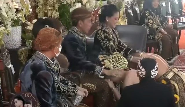 Momen sungkeman Kaesang dan Erina (tangkapan layar)