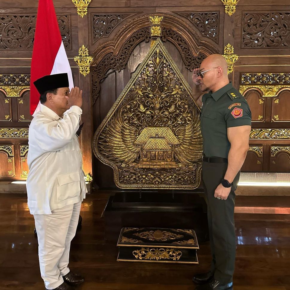 Momen Deddy Corbuzier terima pangkat Letkol Tituler Angkatan Darat. (Instagram/@mastercorbuzier)