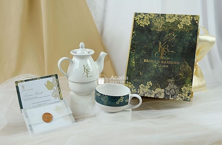 Adu Mewah Souvenir Kaesang, Gibran, dan Kahiyang Ayu (Instagram/@anaria_souvenir)