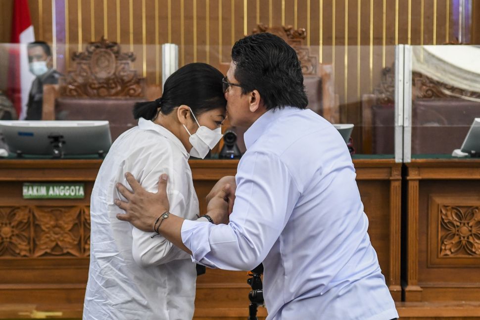 Terdakwa kasus pembunuhan Brigadir Yosua Hutabarat, Ferdy Sambo berpelukan dengan istrinya yang juga terdakwa Putri Candrawathi saat mengikuti sidang lanjutan di PN Jakarta Selatan, Jakarta, Selasa (13/12/2022). [ANTARA FOTO/Galih Pradipta].
