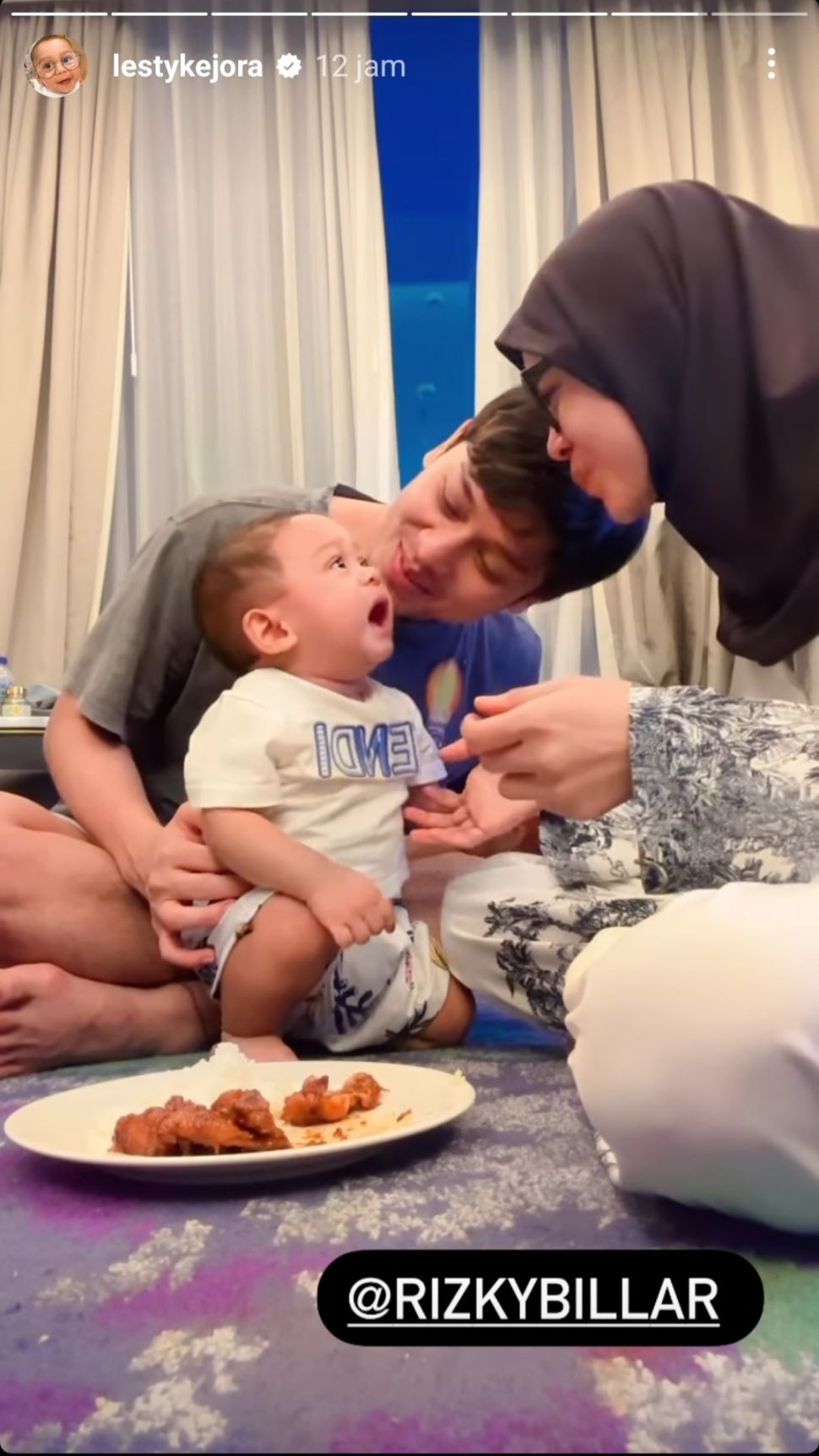 Rizky Billar Suapi Baby Leslar Makanan Pedas, Ini Dampaknya untuk Bayi. (Dok: Instagram/LestyKejora)