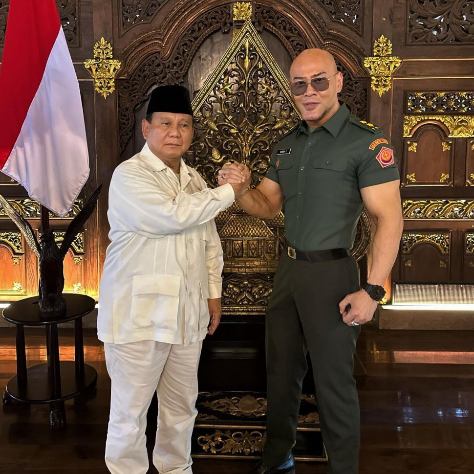 Momen Deddy Corbuzier terima pangkat Letkol Tituler Angkatan Darat. (Instagram/@mastercorbuzier)