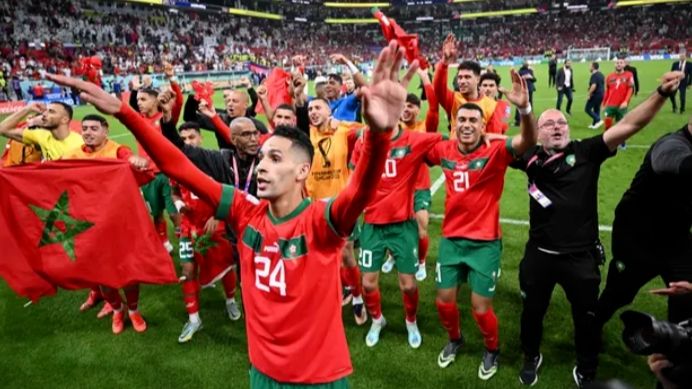 Para pemain timnas Maroko merayakan kemenangan atas Portugal pada laga perempat final Piala Dunia 2022 di Stadion Al-Thumamma, Doha, Qatar Sabtu (10/12/2022) malam waktu setempat. [KIRILL KUDRYAVTSEV / AFP]