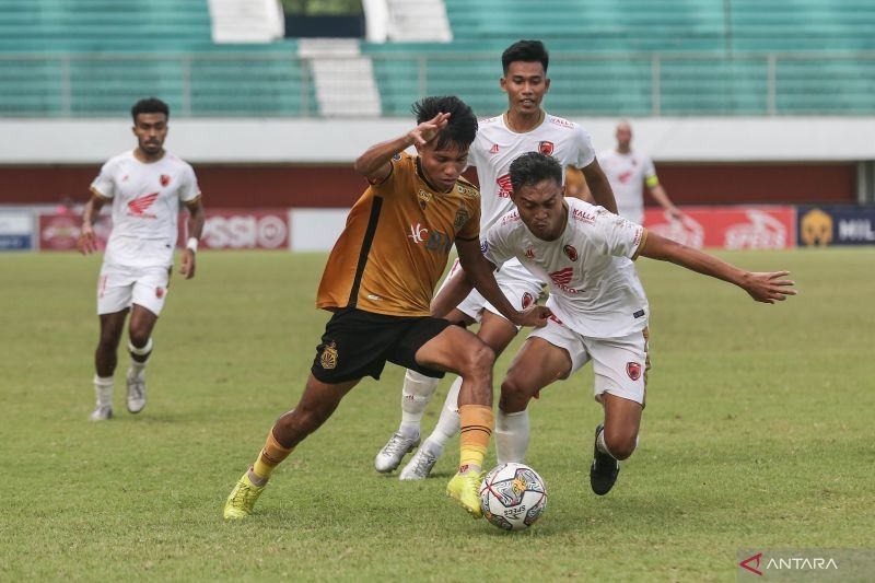 Pesepak bola Bhayangkara FC Kasim Botan (kiri) mencoba melewati pesepak bola PSM Makassar Akbar Tanjung (kanan) saat pertandingan Liga 1 di Stadion Maguwoharjo, Sleman, DI Yogyakarta, Senin (12/12/2022). ANTARA FOTO/Hendra Nurdiyansyah/hp.