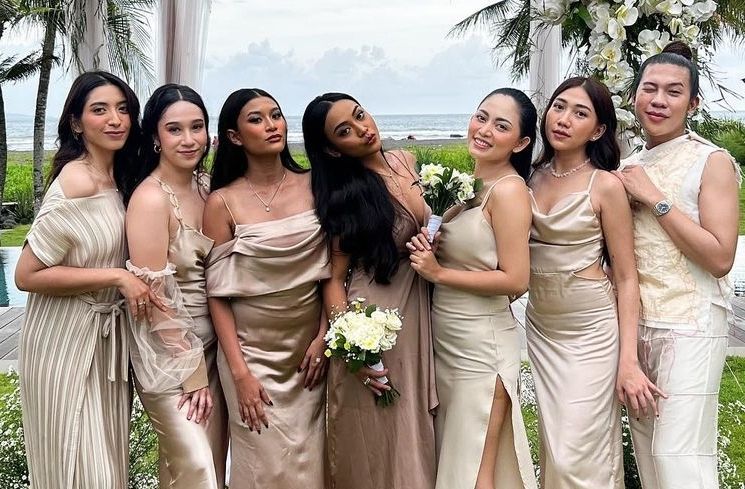 Potret Rachel Vennya Jadi Bridesmaid Bestie (Instagram/@vickyalaydrus)